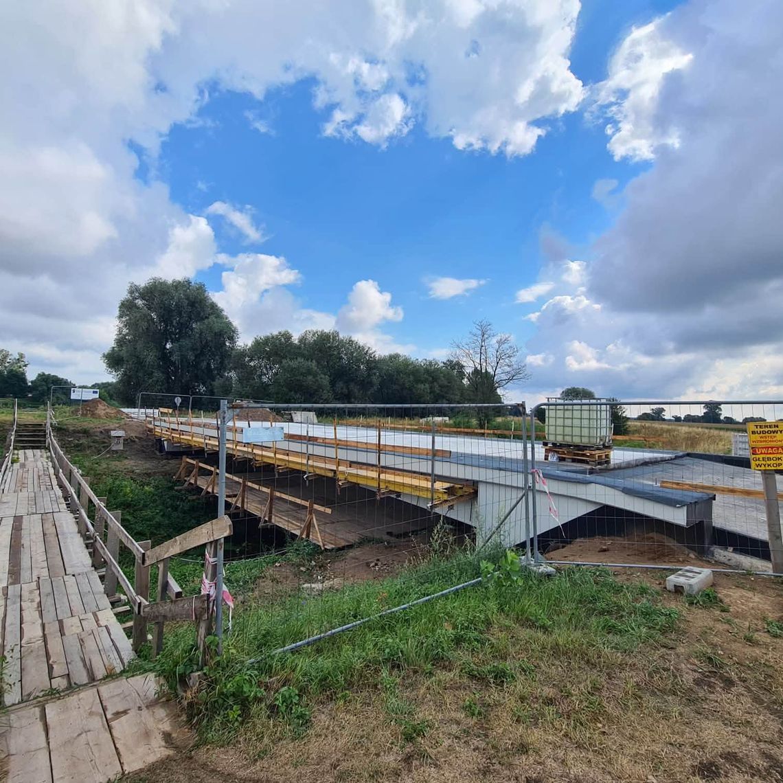 Inwestycyjny boom w gminie Dąbrowa. Trwa 13 dużych inwestycji, a w Naroku powstaje nowy most za 4,7 mln zł Budowa nowego mostu w Naroku na drodze wojewódzkiej nr 464 – inwestycja po powodzi z 2024 roku