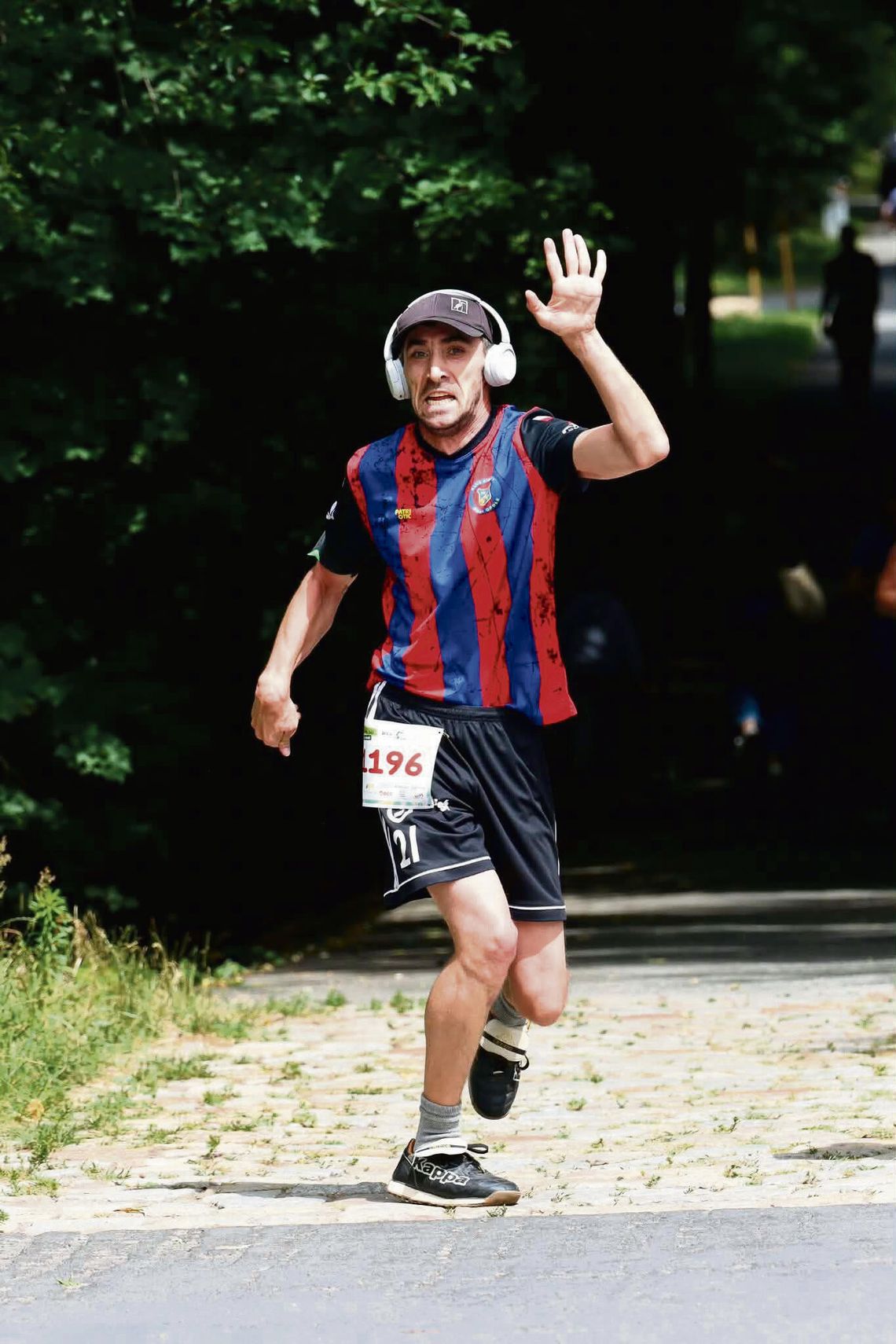 Janusz z Tarnowa Opolskiego nie zwalnia tempa. Praca, piłka, bieganie i taniec są jego codziennością Janusz Łaskarzewski z Tarnowa Opolskiego – aktywny zawodowo i sportowo mieszkaniec gminy