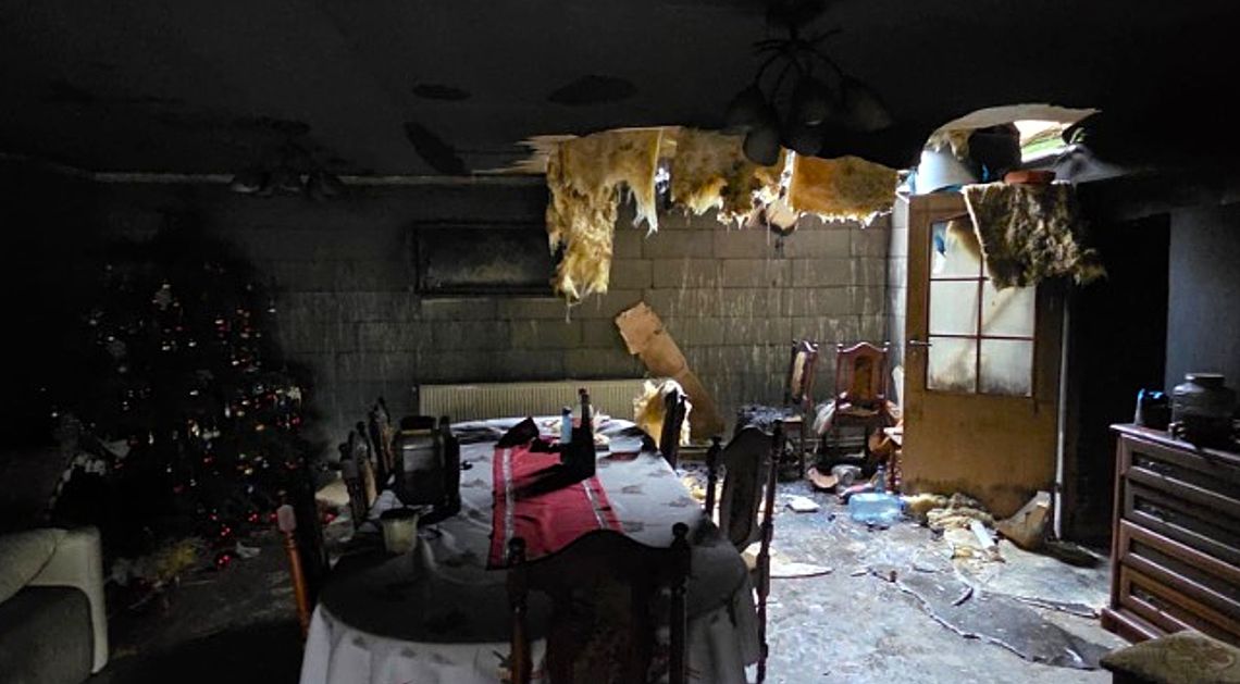 Zniszczone wnętrze domu po pożarze w Sarnach Wielkich w gminie Niemodlin