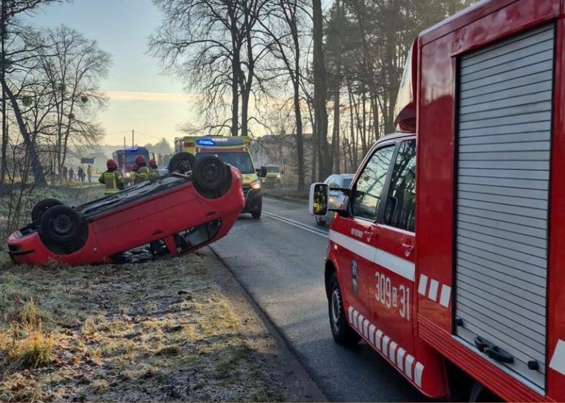 Jedna osoba ranna, surowy mandat - dachowanie na śliskiej drodze pod Miedzianą Jedna osoba ranna, surowy mandat - dachowanie na śliskiej drodze pod Miedzianą