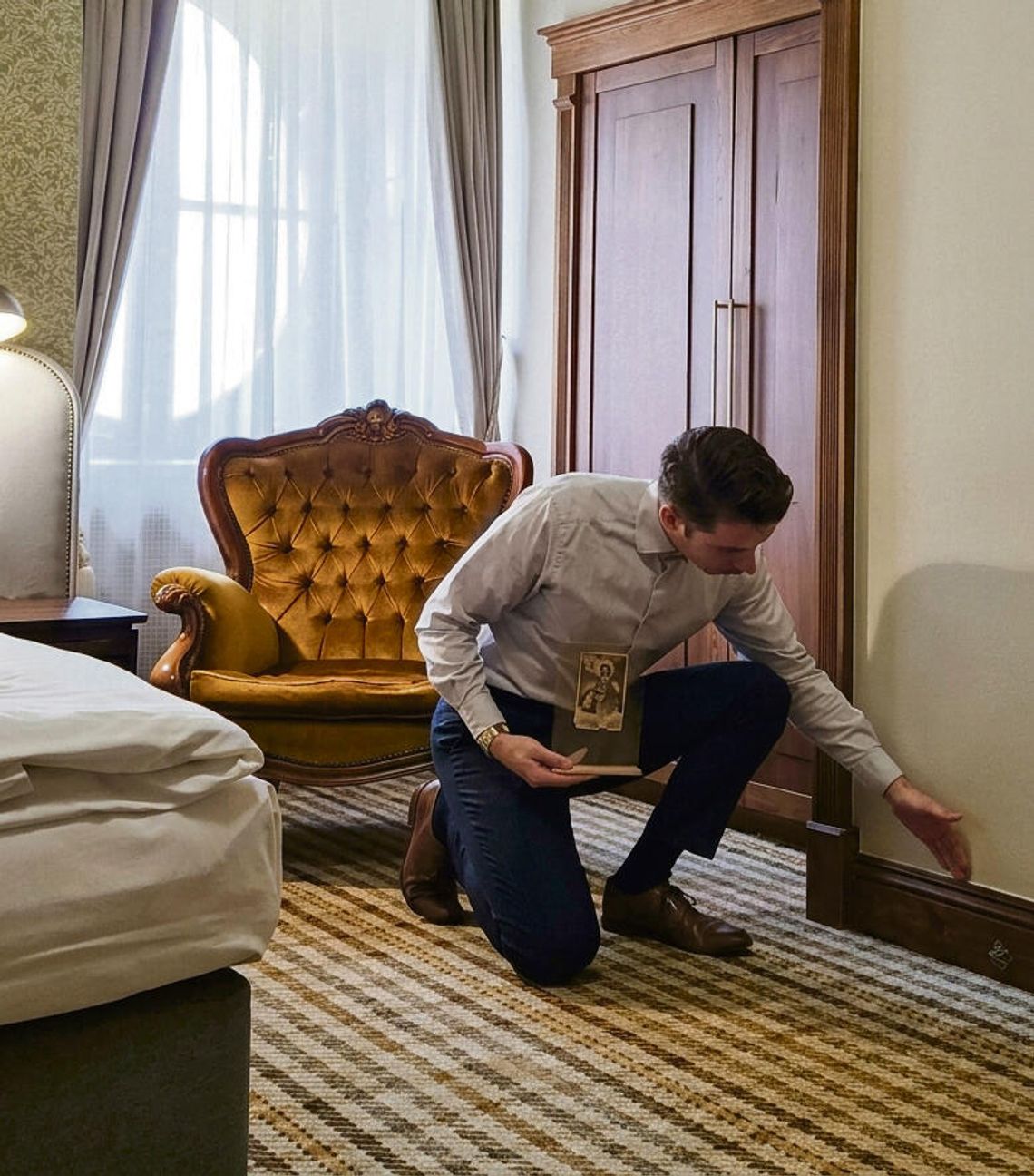 Ponad 100‑letnia pocztówka znaleziona za listwą podłogową w pałacu w Mosznej