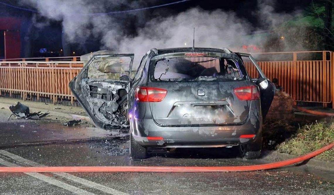 Kępa: Auto uderzyło w most i spłonęło. Kierowca zbiegł