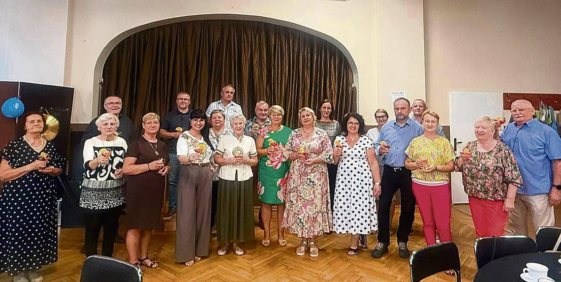 KGW „Gospodarni” z Ciepielowic ma już rok. Był babski comber, tańce i wspólne kiszenie kapusty Członkinie i członkowie Koła Gospodyń Wiejskich „Gospodarni” z Ciepielowic podczas wspólnego wydarzenia integracyjnego.