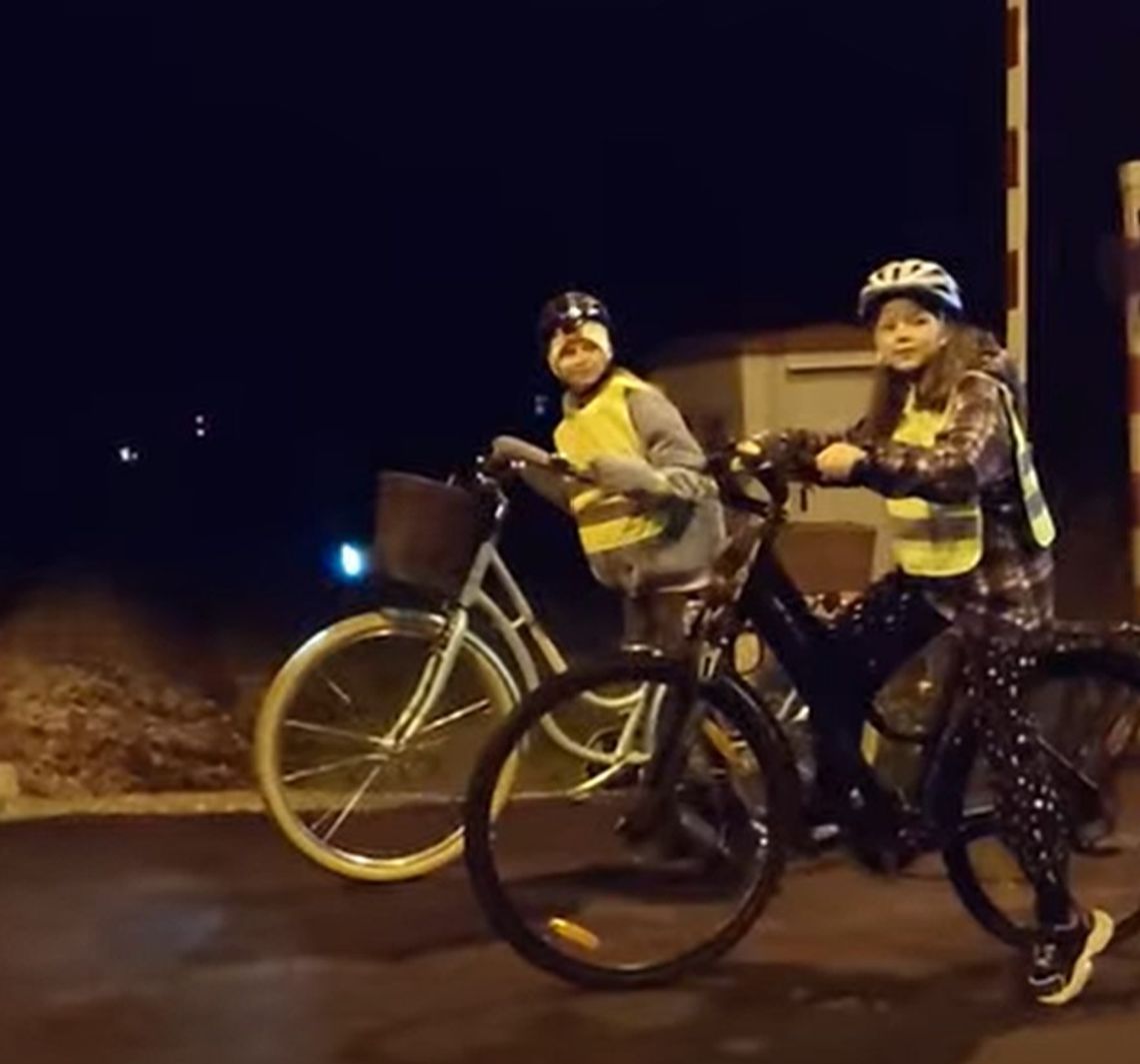 Kiedy zapadł zmrok… młodzi strażacy ruszyli w drogę