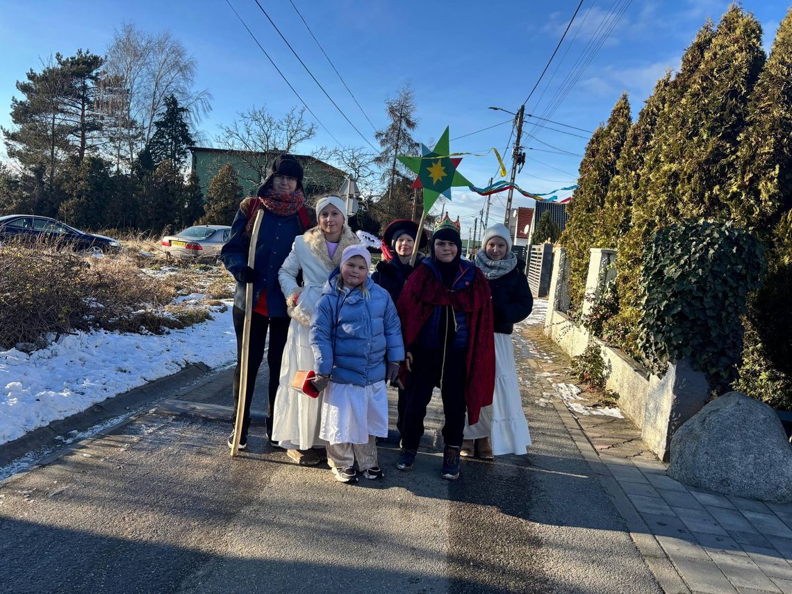 Kolorowa gwiazda przemieszczała się przez wieś. Kolędnicy wyszli na ulice