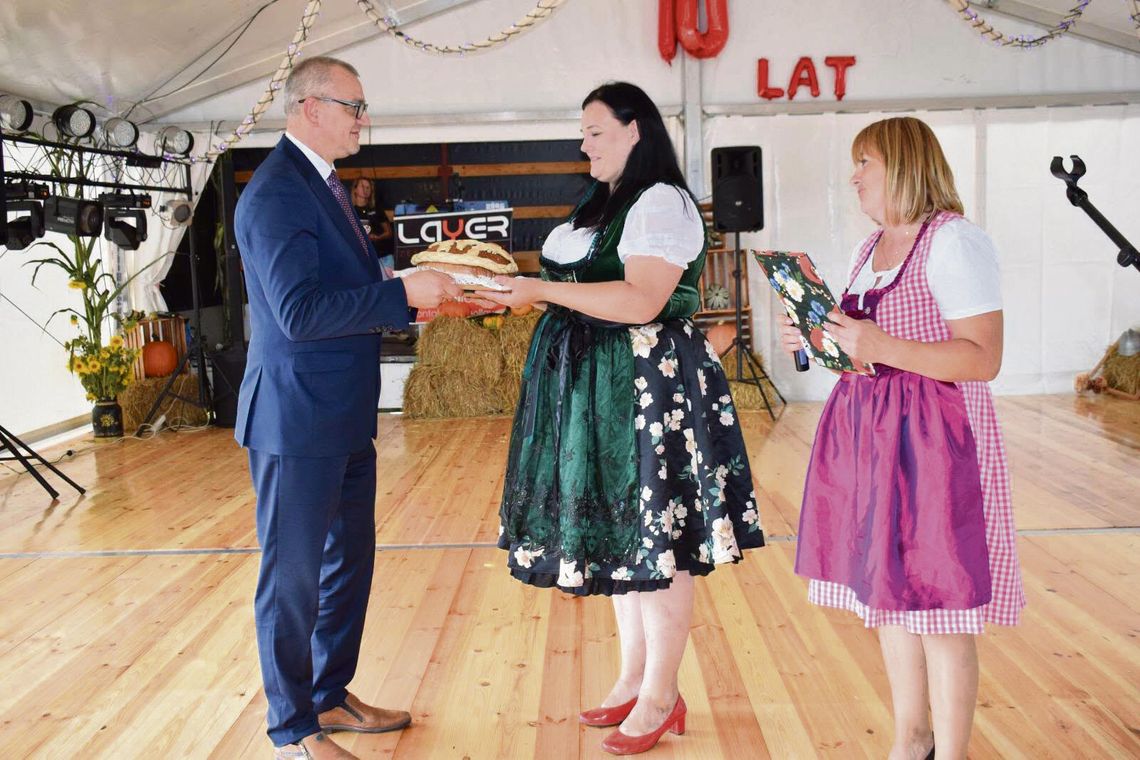 Kolorowy korowód, zabytkowe traktory i charytatywna akcja! Dożynki w Chobiu znów przyciągnęły tłumy Korowód dożynkowy w Chobiu — przystrojone ciągniki, przebrania uczestników i dekoracje na ulicach miejscowości.