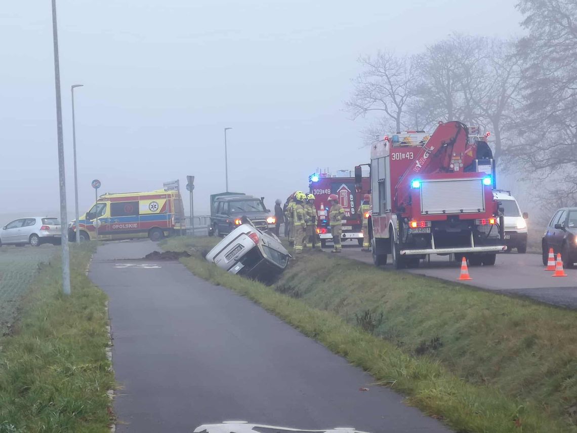 Kotórz Mały: Toyota dachowała na drodze powiatowej, kierowca trafił do szpitala
