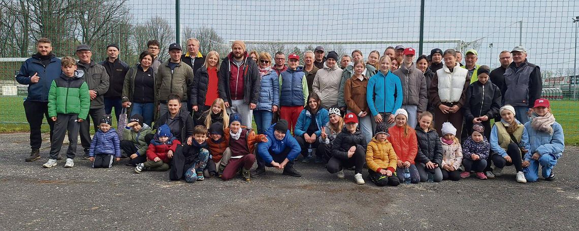 Mieszkańcy Krasiejowa podczas akcji sprzątania w ramach Dnia Ziemi