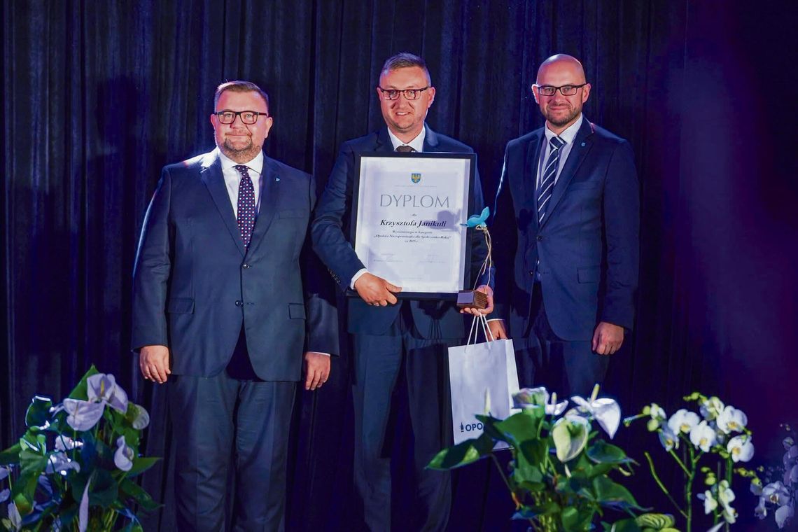 Krzysztof Janikula, prezes Fundacji BONUS z Przysieczy, wyróżniony w konkursie „Opolska Niezapominajka dla Społecznika Roku”