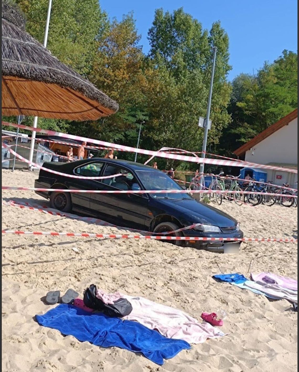 Ktoś zaparkował na plaży?