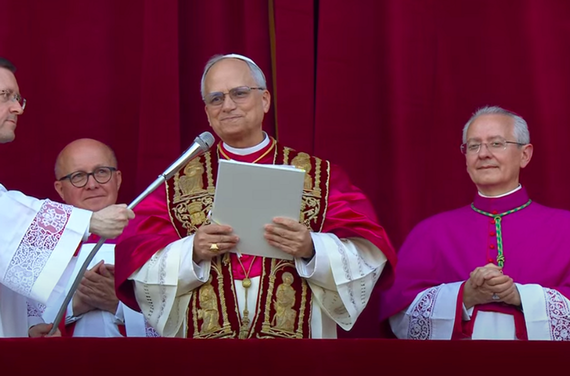Papież Leon XIV – kard. Robert Francis Prevost, pierwszy papież z USA, podczas uroczystości na Placu św. Piotra.