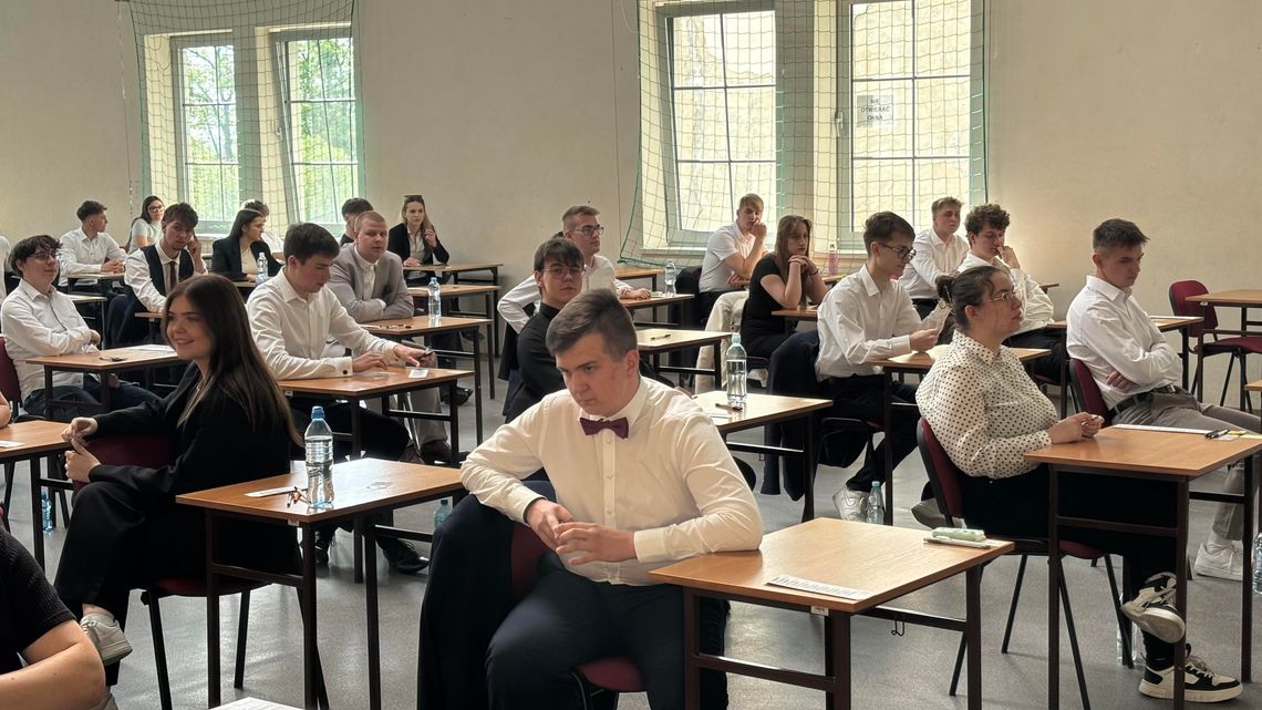 Matura 2026: Opole z jednym z najlepszych wyników w regionie. 86,5% zdawalności! Maturzyści z Opola odbierający wyniki egzaminu maturalnego 2026 w szkołach ponadpodstawowych
