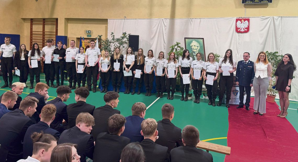 Maturzyści pożegnali szkoły. Wzruszenia, podziękowania  i nagrody Starosty Opolskiego