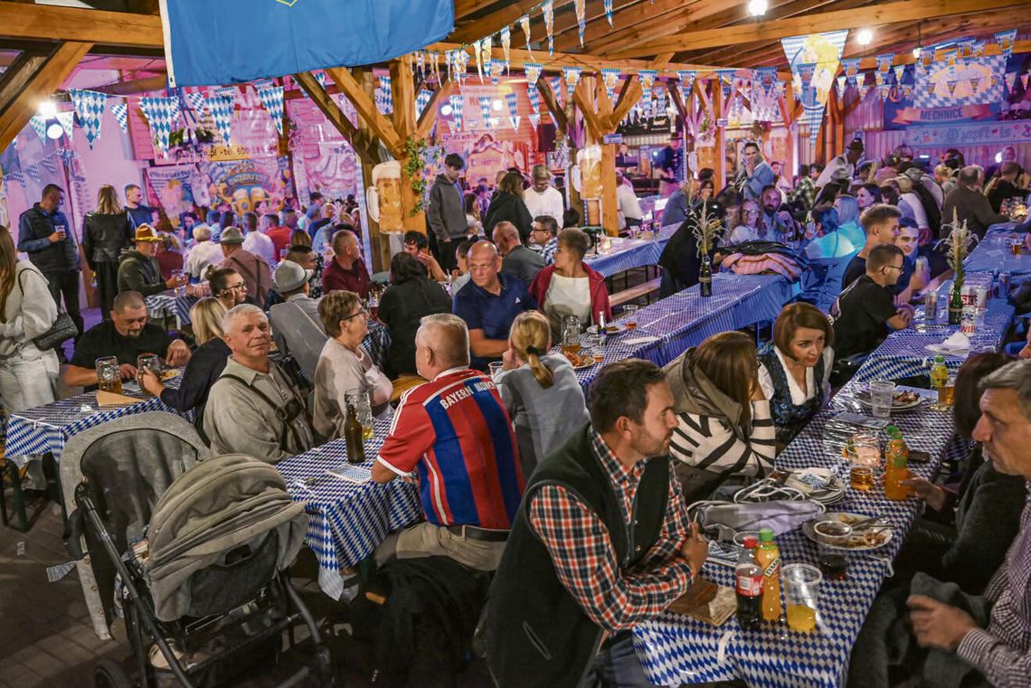 Oktoberfest w Mechnicach – mieszkańcy gminy Dąbrowa podczas dożynek piwnych w bawarskim klimacie