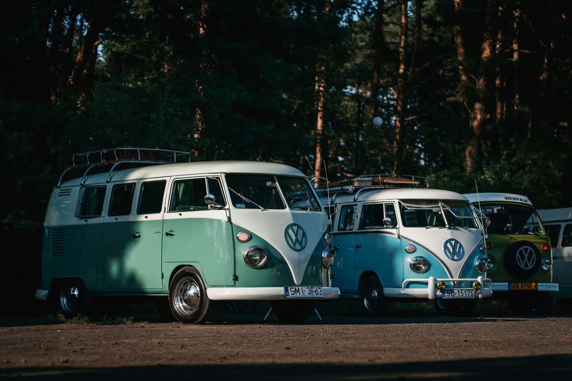 Miłośnicy Volkswagenów opanowali Luboszyce Kolorowe Garbusy i klasyczne busy Volkswagena ustawione na terenie Ośrodka Wypoczynkowego „Żwirek” podczas III Zlotu „ŁOpolskie Klimaty”.
