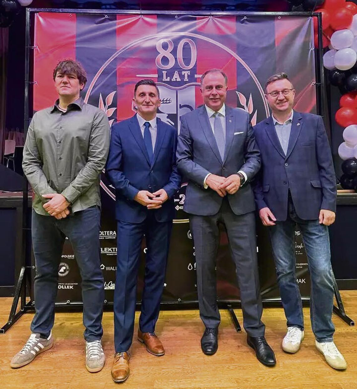 MKS Polonia Prószków‑Przysiecz świętuje 80‑lecie. Sportowe emocje, historia i wspólna zabawa na stadionie Uczestnicy jubileuszu 80‑lecia MKS Polonia Prószków‑Przysiecz na stadionie w Prószkowie podczas turniejów i koncertów