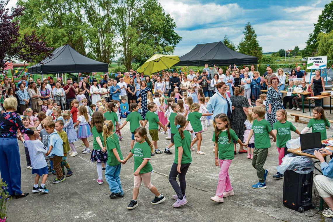 Mnóstwo zabawy i rodzinnej radości! Festyny w Chróścinie i Dąbrowie przyciągnęły tłumy Dzieci i rodziny bawiące się podczas festynu przedszkolnego w Chróścinie i Dąbrowie, z dmuchańcami i animacjami w tle.
