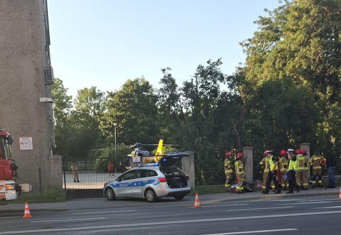 Motocykl zderzył się z osobówką w Opolu. Dwie osoby poszkodowane, służby szukają kierowcy Wypadek motocykla i samochodu osobowego na ul. Nysy Łużyckiej w Opolu, na miejscu służby ratunkowe