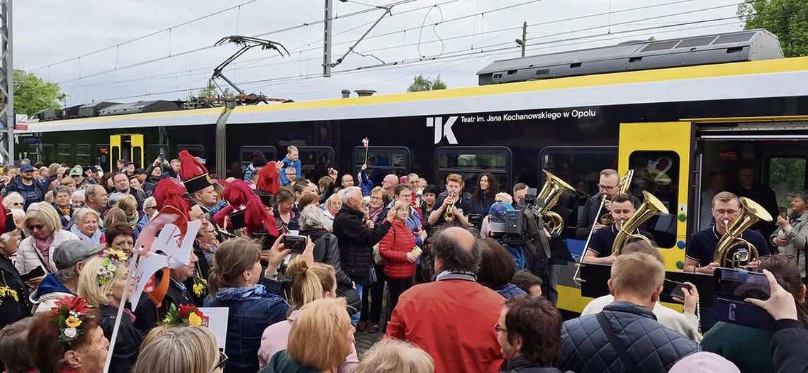 Muzyka niosła się po torach