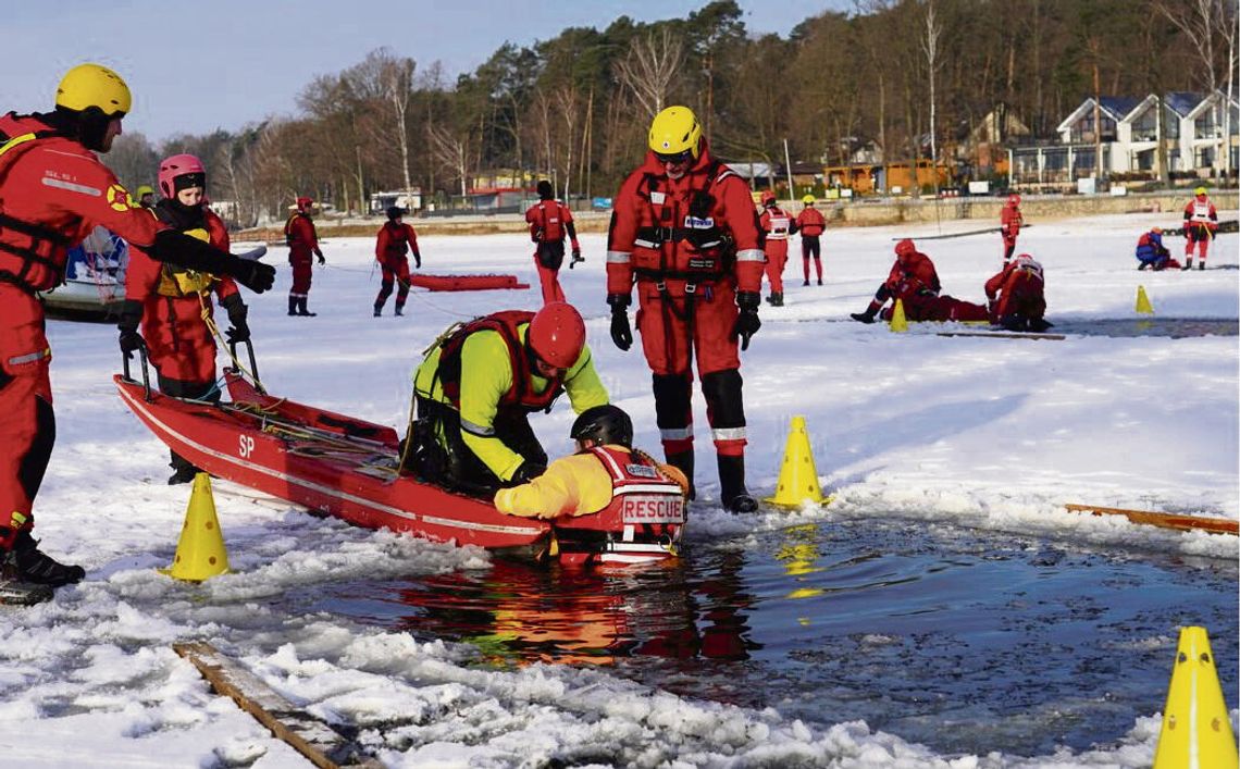 Na lodzie życie jest kruche. Trwają szkolenia mundurowych