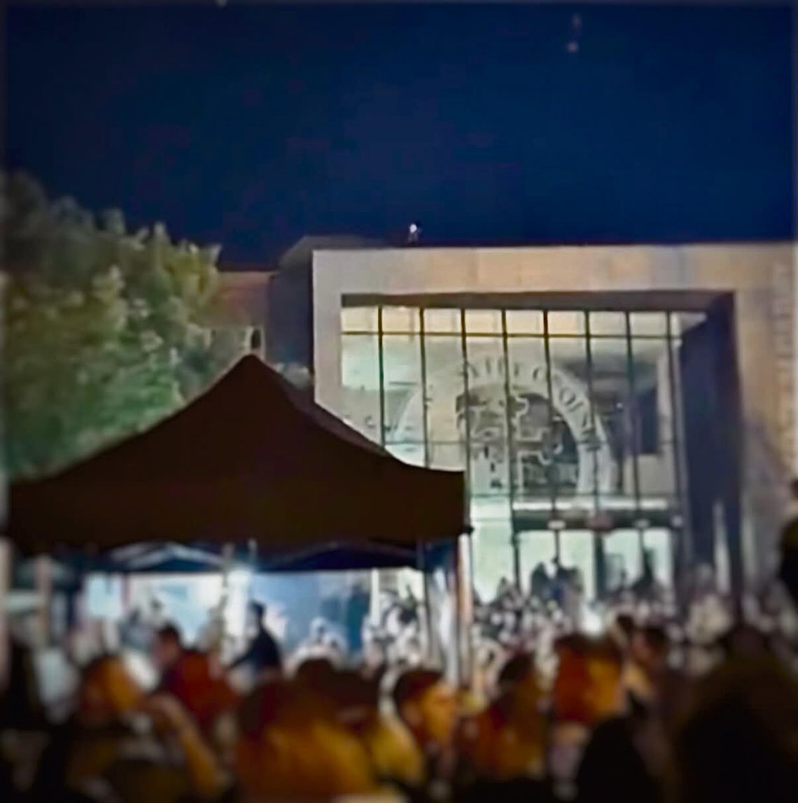 Tłum studentów podczas Juwenaliów w Opolu, widok na dach Studenckiego Centrum Kultury, gdzie zauważono dwie osoby