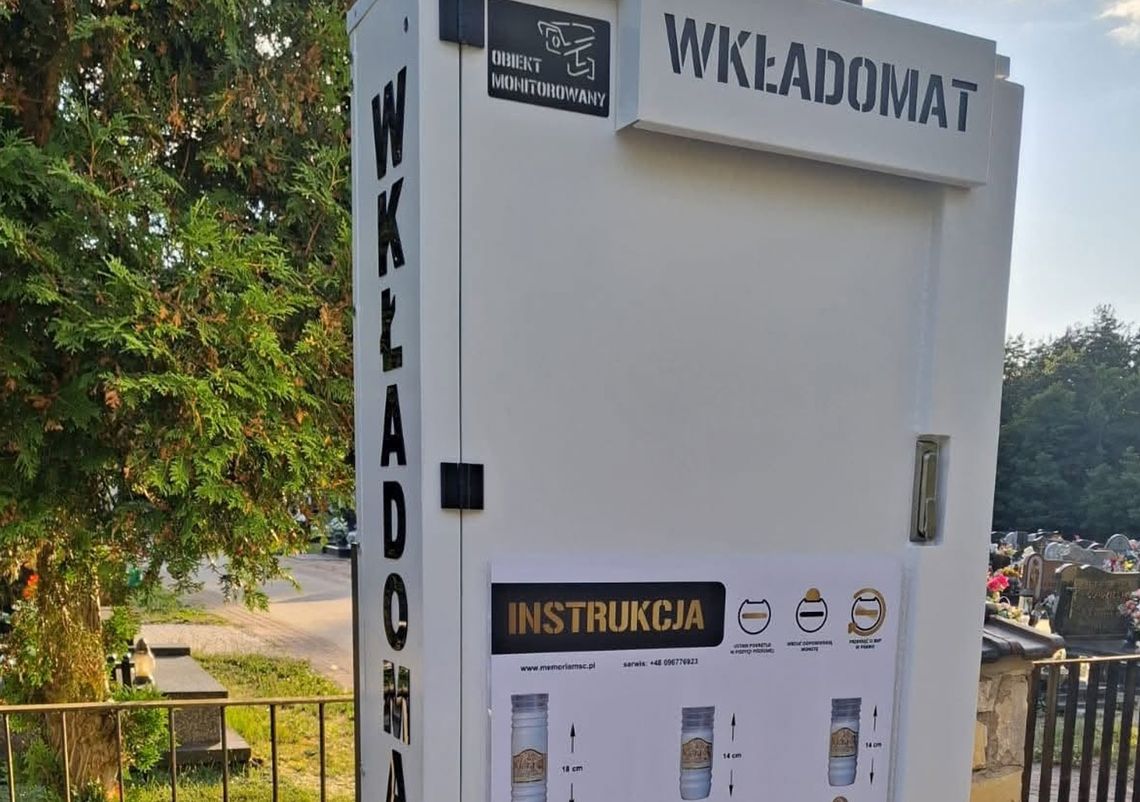 Wkładomat przy cmentarzu w Grodźcu umożliwiający zakup wkładów do zniczy przez całą dobę.