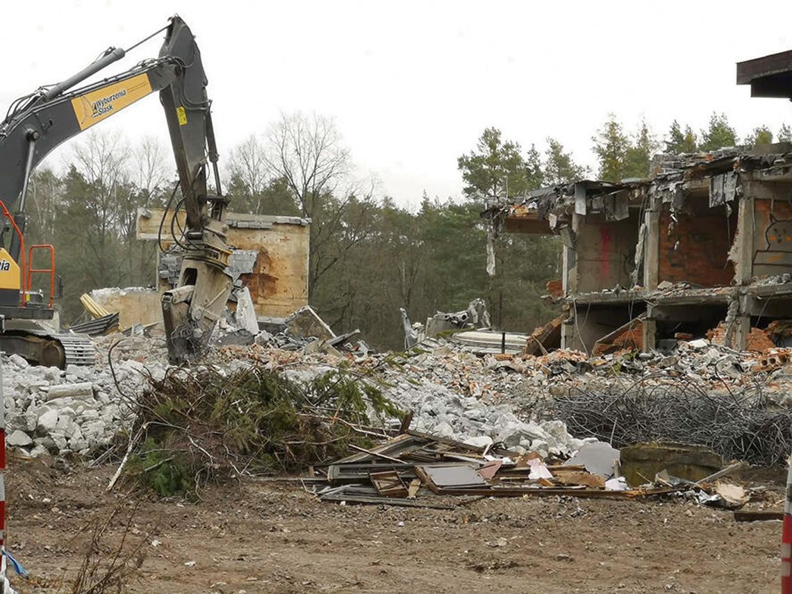 Niedokończony basen znika,  powstanie osiedle