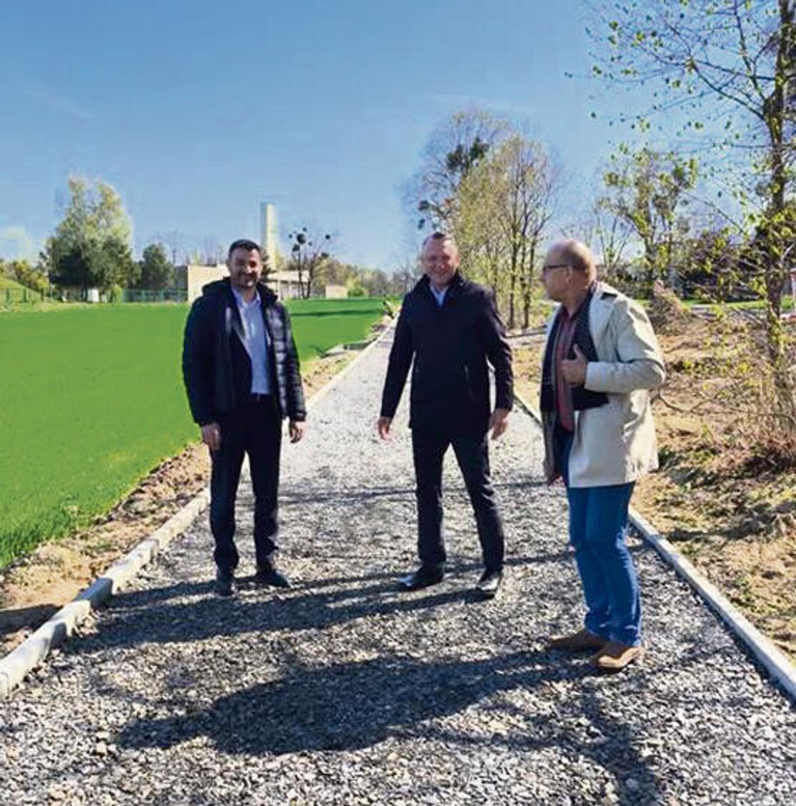 Budowa ścieżki rowerowej przy ul. 700‑lecia w Niemodlinie — fragment nowej trasy i roboty drogowe