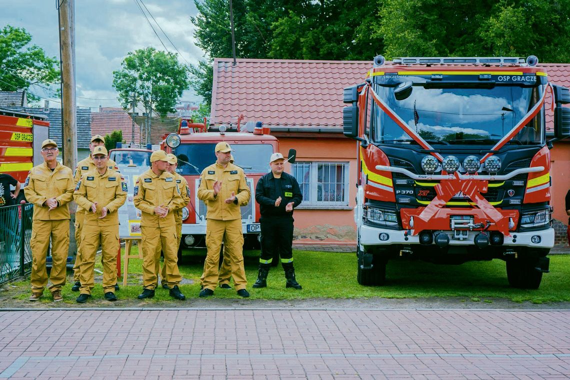 Nowa Scania za 1,7 mln zł trafiła do OSP Gracze! Strażacy świętowali podczas pikniku Nowy samochód ratowniczo‑gaśniczy Scania zaprezentowany podczas pikniku strażackiego w Graczach.