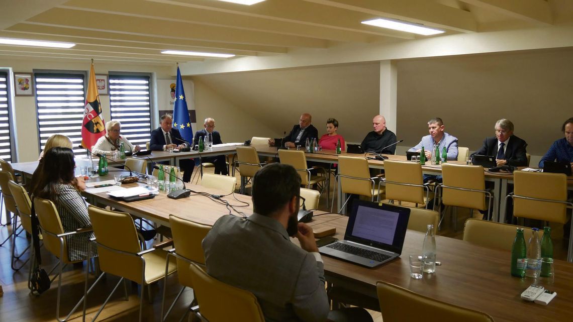 Nowe agregaty, nagrzewnice i zbiornik na wodę. Prószków wzmacnia gotowość kryzysową Modernizacja magazynów ochrony ludności i obrony cywilnej w Ligocie Prószkowskiej i Zimnicach Wielkich. Gmina Prószków przygotowuje także zakup agregatów prądotwórczych, nagrzewnic, motopompy i zbiornika na wodę pitną na potrzeby reagowania w sytuacjach kryzysowych.