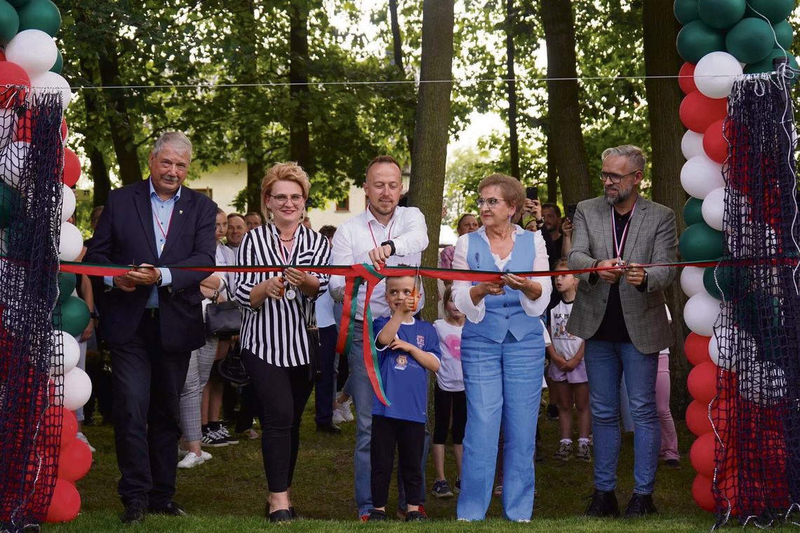 Nowe boisko przy „Akademii Sowy” w Chrząstowicach! Uroczyste otwarcie mini‑Orlika przy przedszkolu „Akademia Sowy Mądrej Głowy” w Chrząstowicach z udziałem dzieci i lokalnych władz.