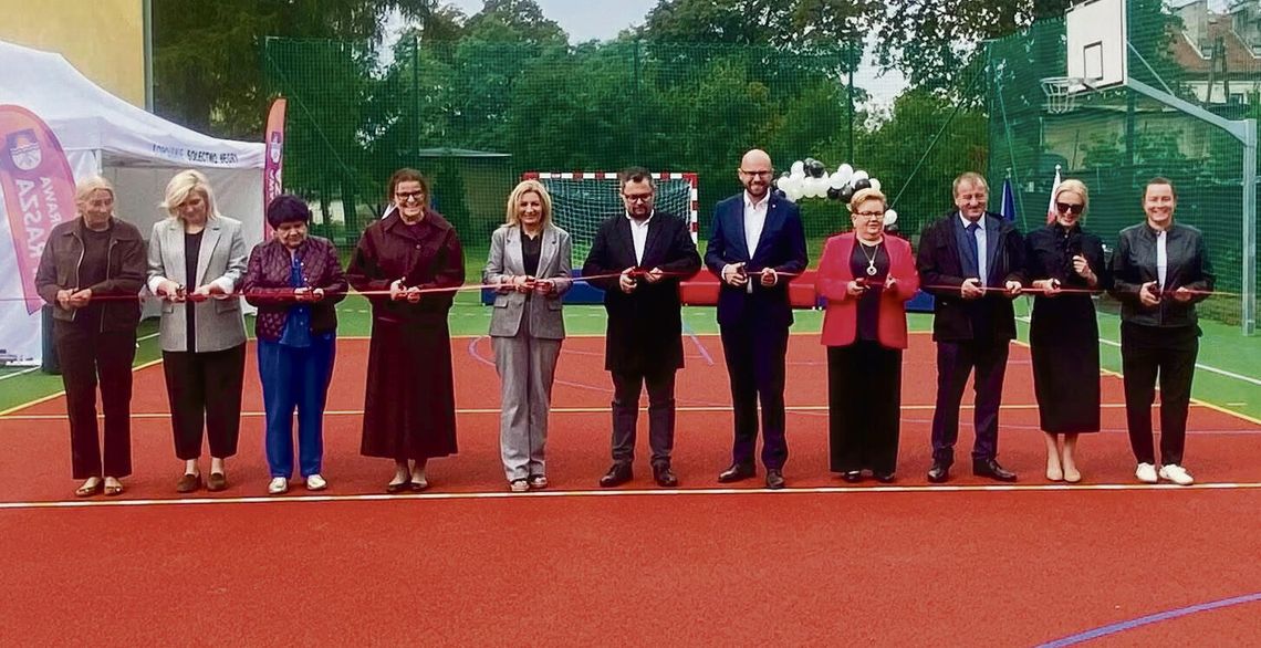 Nowe wielofunkcyjne boisko sportowe przy Publicznej Szkole Podstawowej w Osowcu w gminie Turawa