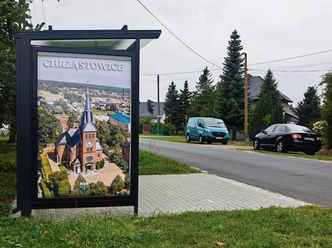 Nowa wiata przystankowa w gminie Chrząstowice z ławką, oświetleniem i panelem fotowoltaicznym