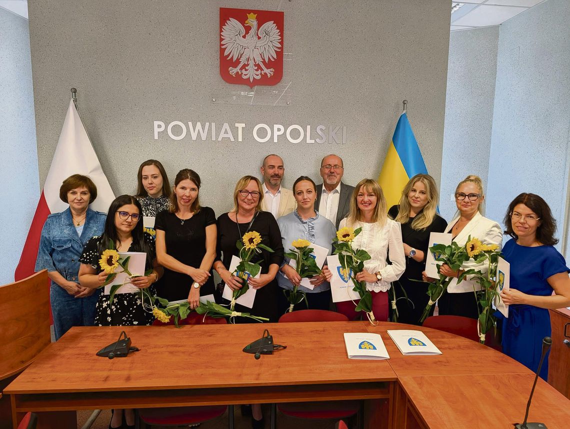 Nauczyciele z powiatu opolskiego odbierający akty nadania stopnia nauczyciela mianowanego podczas uroczystości w Starostwie Powiatowym w Opolu.
