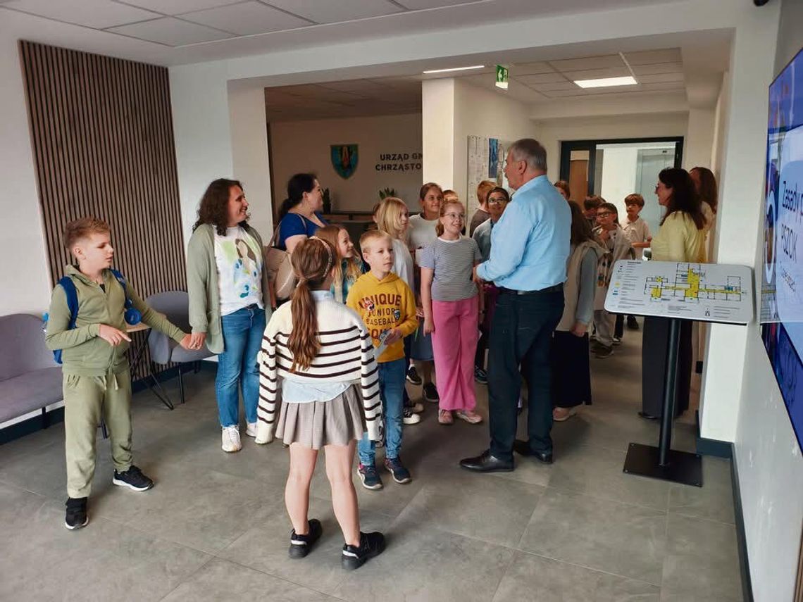 Nowoczesny, dostępny i ekologiczny. Tak wygląda dziś Urząd Gminy Chrząstowice po inwestycji za 10 mln zł Nowoczesny budynek Urzędu Gminy Chrząstowice po rozbudowie i termomodernizacji