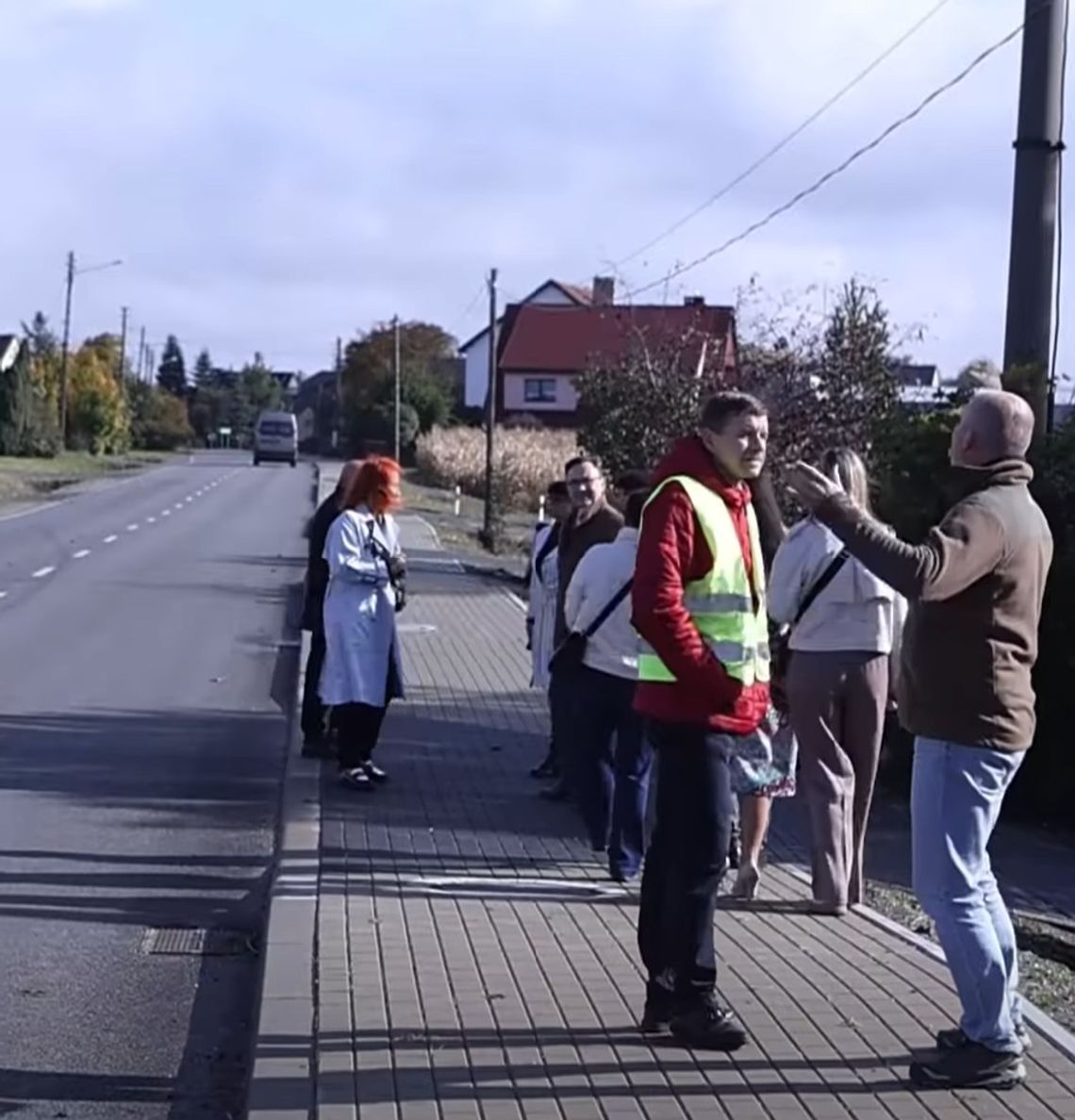 Nowy chodnik przy ruchliwej drodze