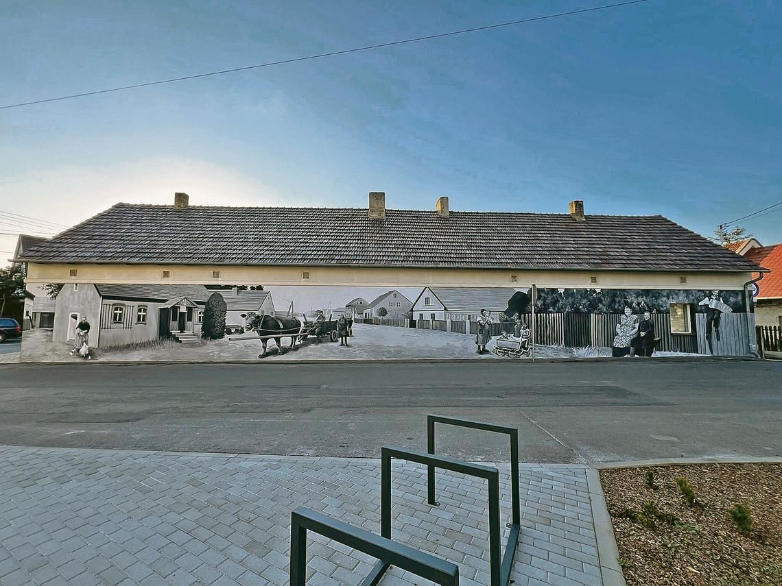 Nowy mural w Dobrzeniu Wielkim robi wrażenie! 28‑metrowa ściana zamieniła się w opowieść o dawnych mieszkańcach 28‑metrowy mural na ul. Reymonta w Dobrzeniu Wielkim — sceny z życia dawnej miejscowości, budynki i postacie z archiwalnych fotografii.
