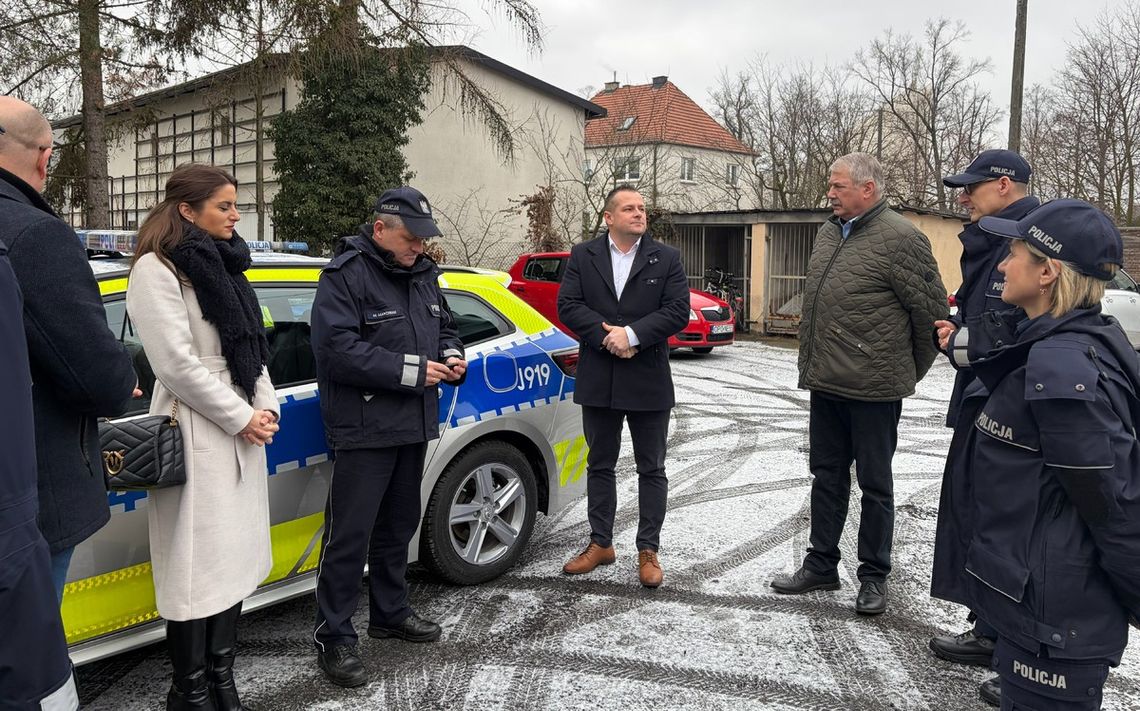 Nowy radiowóz przekazany Komisariatowi Policji w Ozimku podczas uroczystej ceremonii z udziałem lokalnych władz i komendantów.