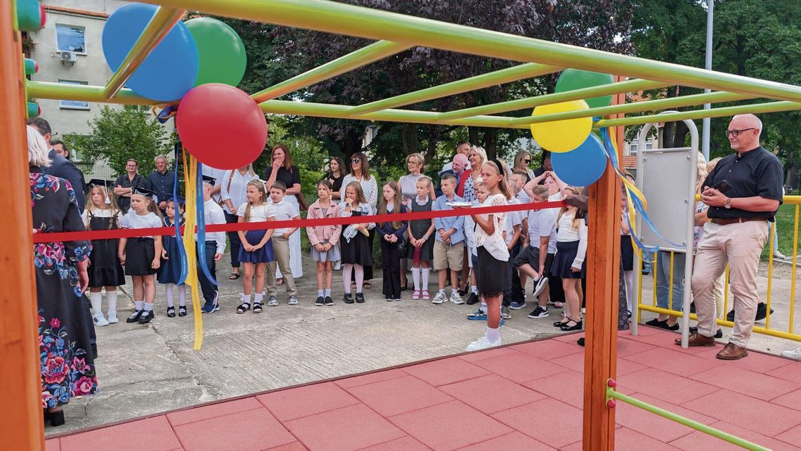 Uczniowie Zespołu Szkół w Niemodlinie podczas inauguracji roku szkolnego 2026/2027 i otwarcia nowego placu edukacyjno‑ruchowego.