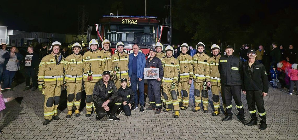 Nowy wóz strażacki w OSP Ligota Prószkowska. Samochód kosztował 429,5 tys. zł Nowy używany samochód ratowniczo-gaśniczy OSP Ligota Prószkowska podczas uroczystego powitania przed remizą. Zakup pojazdu za 429,5 tys. zł wsparła gmina Prószków.