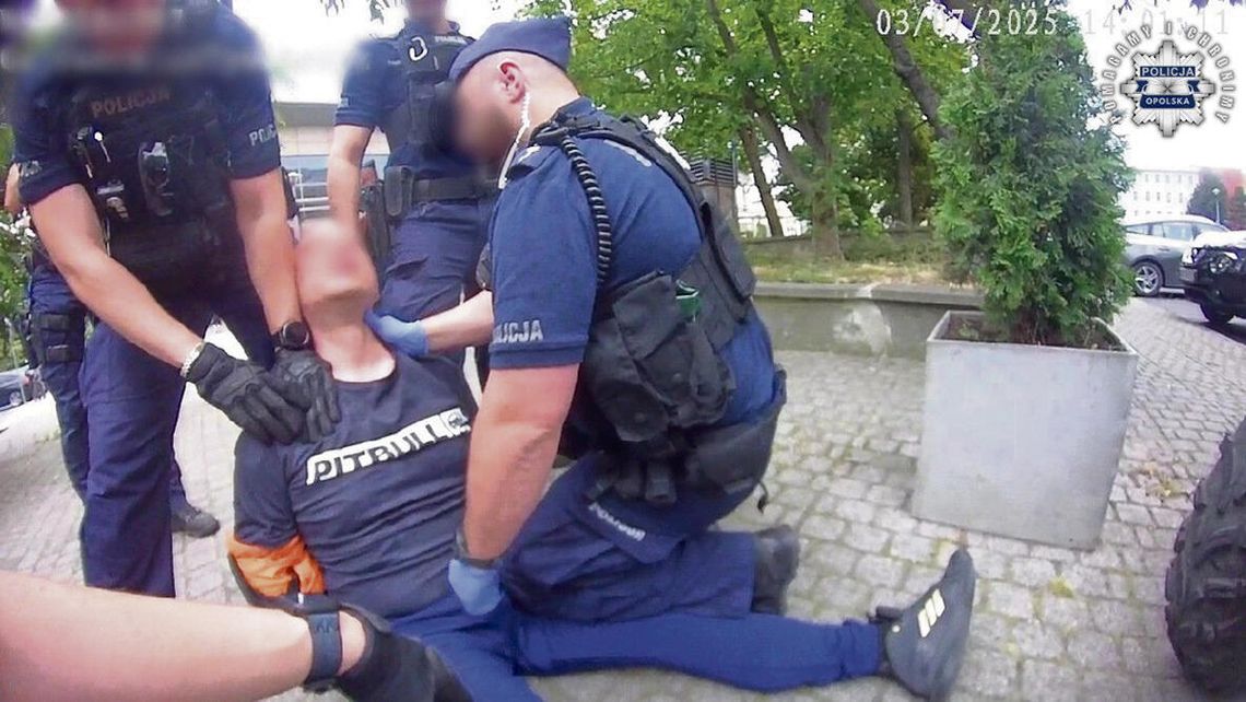 NOŻOWNIK NAPADŁ  NA WOLONTARIUSZKI  I RANIŁ POLICJANTKĘ