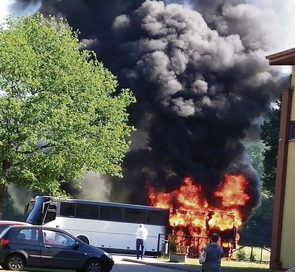 O włos od tragedii.  Spłonął autobus w Turawie