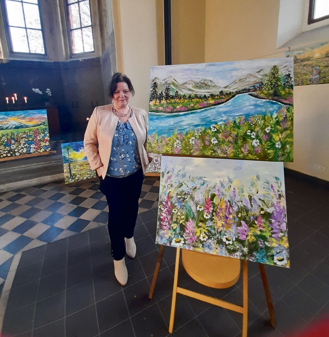 Dorota Kleppert podczas wernisażu swojej wystawy w kościółku poewangelickim w Prószkowie