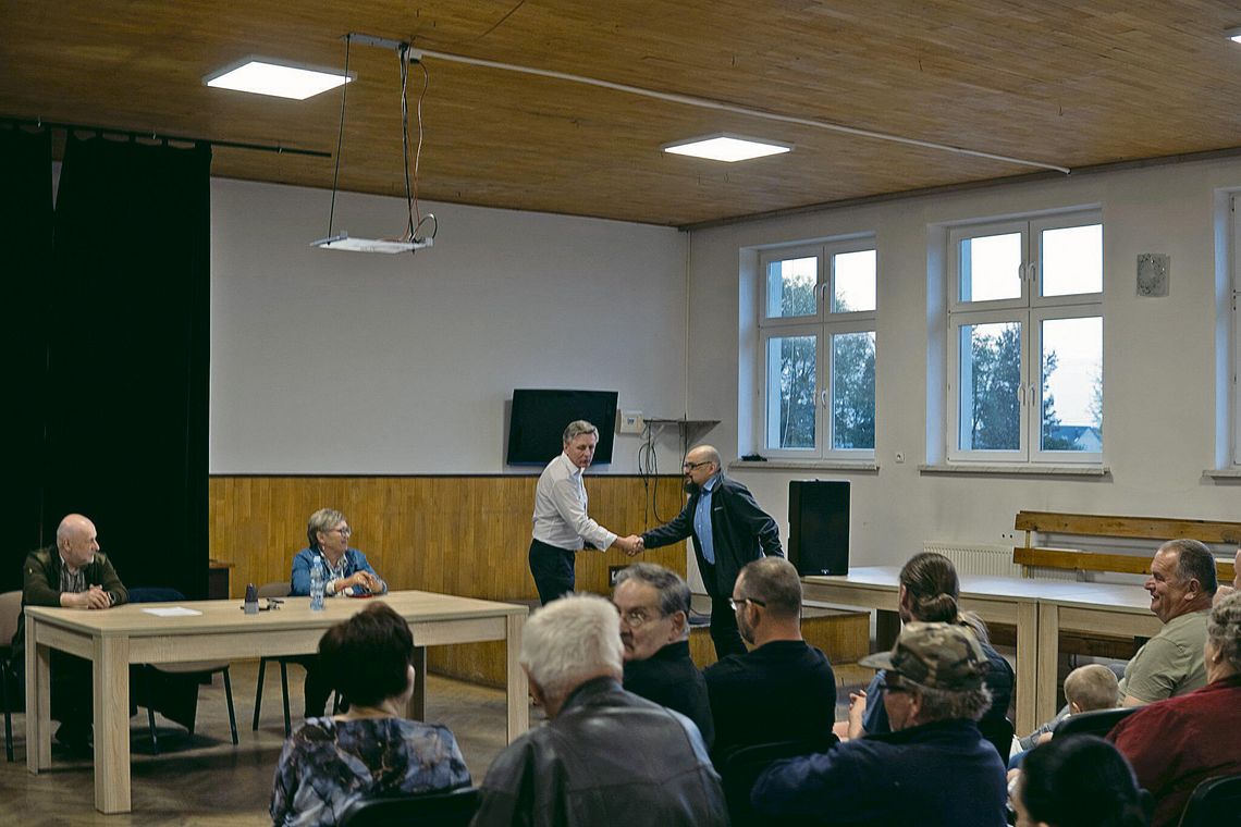 Mieszkańcy Ochodz podczas zebrania wiejskiego, na którym wybrano nowego sołtysa