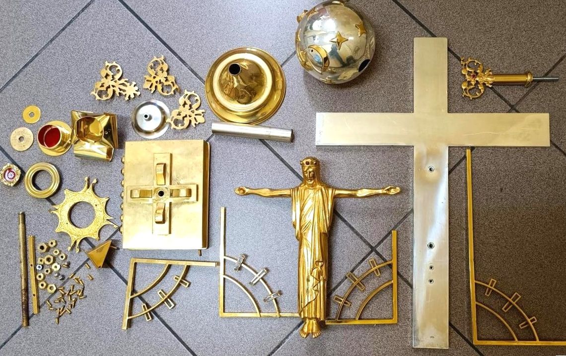 Okradli kościół z pieniędzy i sprzętów liturgicznych. Złodziejska para szybko wpadła w ręce ozimskiej policji Okradli kościół z pieniędzy i sprzętów liturgicznych. Złodziejska para szybko wpadła w ręce ozimskiej policji