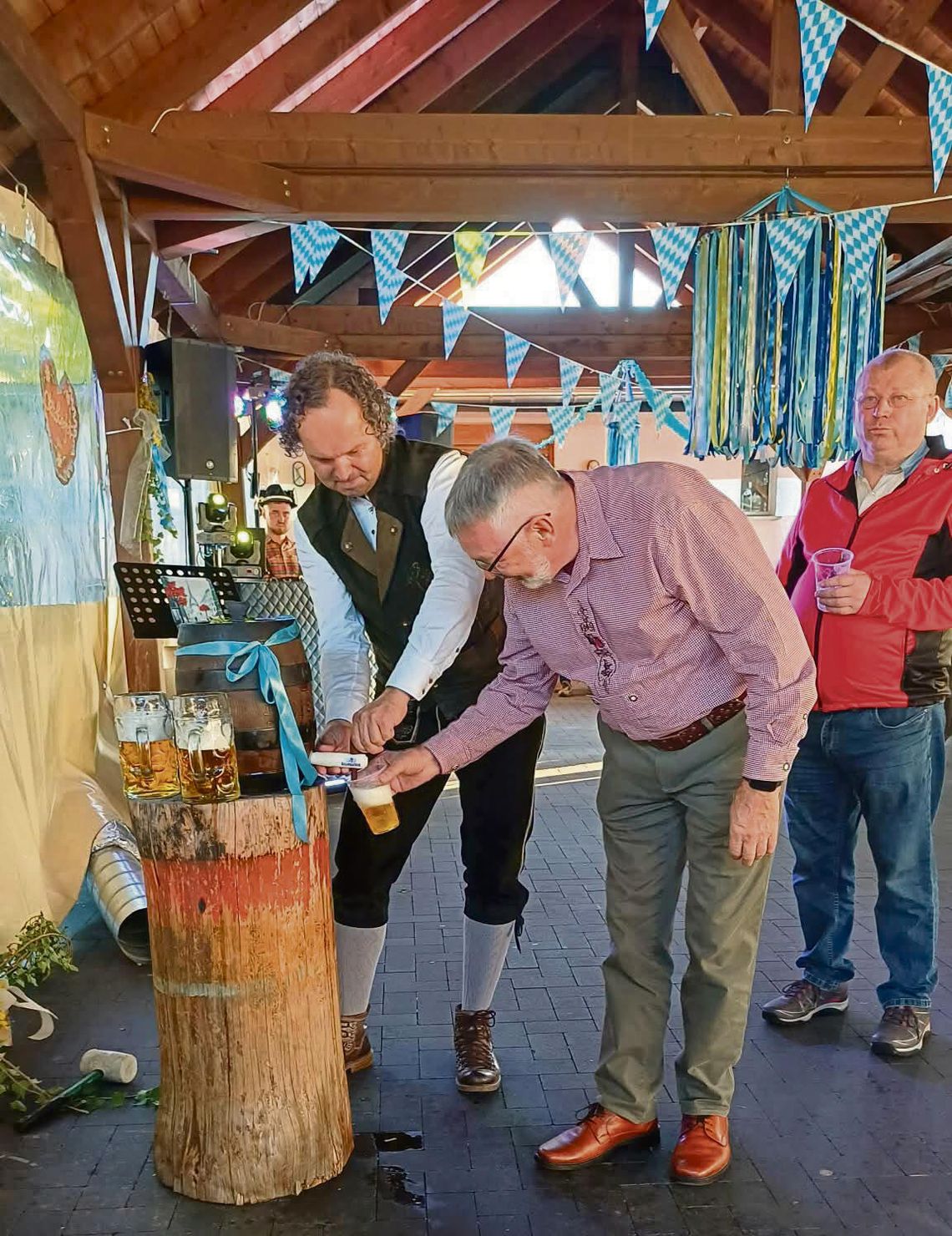 Oktoberfest w Górkach przyciągnął tłumy! Goście z Opolszczyzny i Niemiec, bawarskie stroje i wspólna zabawa Oktoberfest w Górkach w gminie Prószków – uczestnicy w tradycyjnych strojach bawarskich podczas wspólnej zabawy na boisku wiejskim.