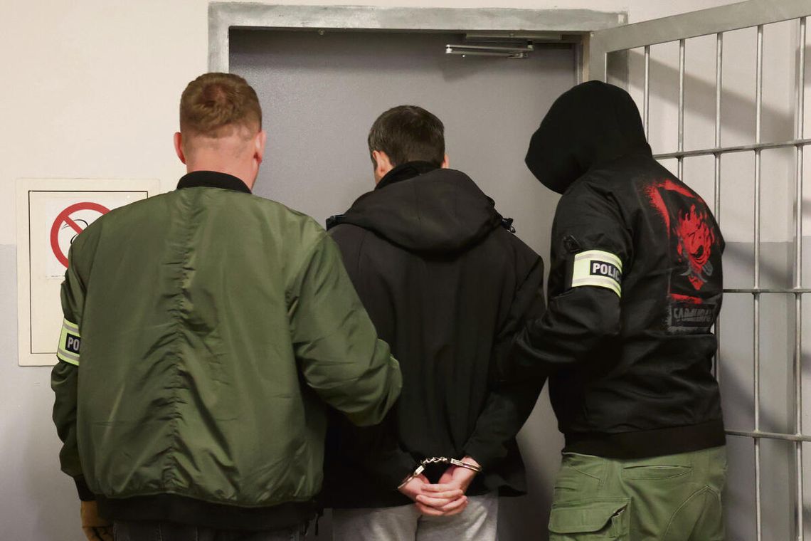 Radiowóz policji przed budynkiem mieszkalnym w Opolu podczas interwencji w sprawie przemocy domowej