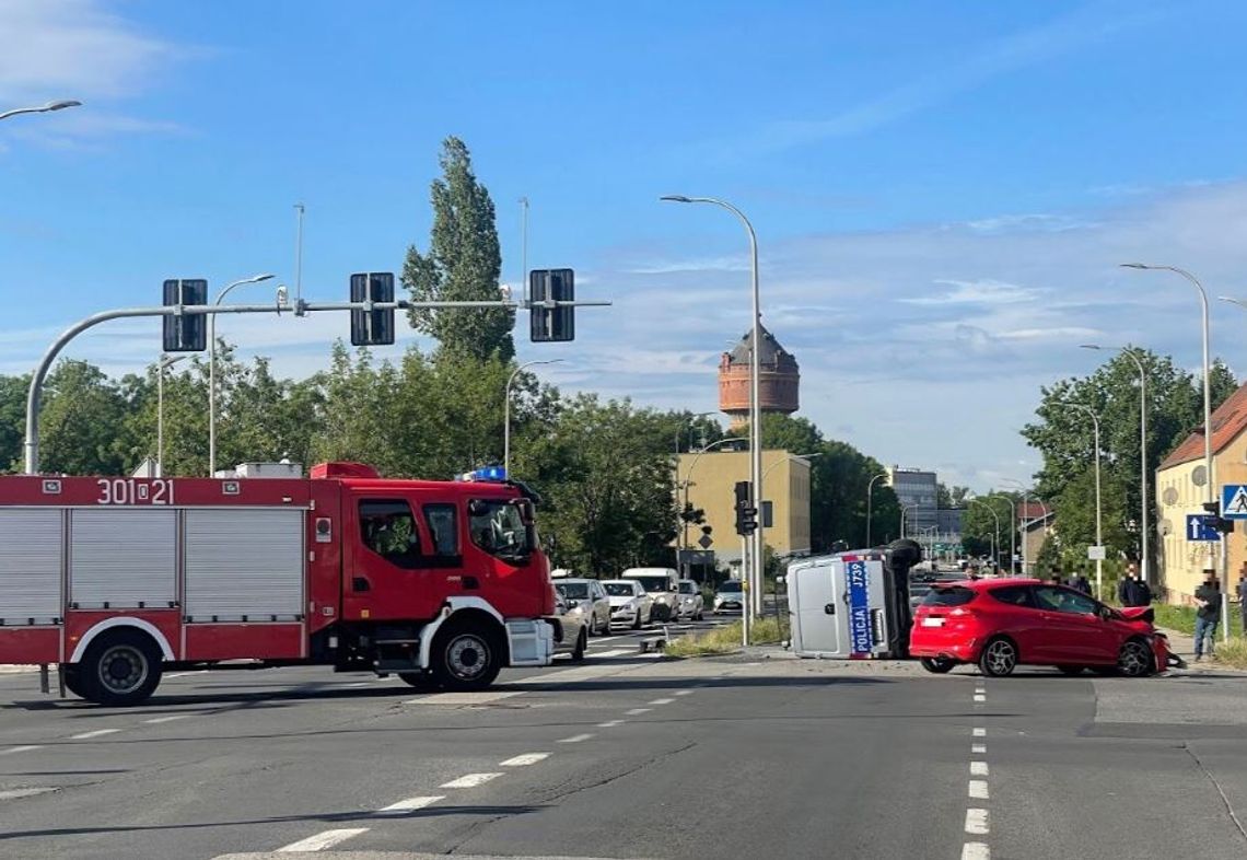 Osobówka zderzyła się z radiowozem