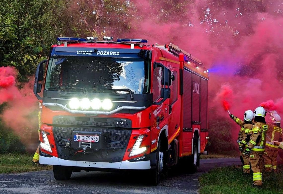 Owacje, syreny i race. Nowy wóz już w OSP Krasiejów Owacje, syreny i race. Nowy wóz już w OSP Krasiejów