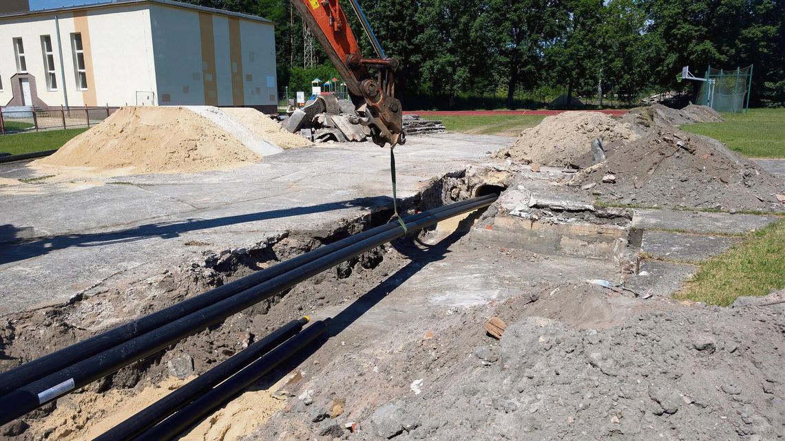 Ozimek modernizuje sieć ciepłowniczą! Ponad 430 tys. zł na nowe przyłącza i ograniczenie strat energii Prace modernizacyjne na odcinku sieci ciepłowniczej przy ul. Słowackiego w Ozimku.